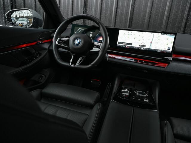 BMW 5-SERIE Touring 530e xDrive · M Sportpaket Pro ·Harman Kardon · M Sport Suspension · Adaptive Led · Driving Assistant Plus · Ambient Light · Bmw Iconic Glow · M Sport Brake, Red · Shadowline Lights · Panorama Glass Roof
