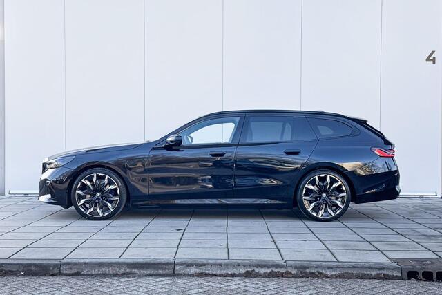 BMW 5-SERIE Touring 530e xDrive M-Sport Pro / Glazendak / 21inch / Driving assistant prof / Trekhaak / Carbon interieurlijst