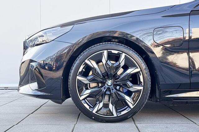 BMW 5-SERIE Touring 530e xDrive M-Sport Pro / Glazendak / 21inch / Driving assistant prof / Trekhaak / Carbon interieurlijst