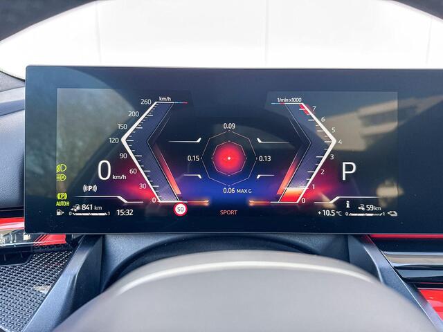 BMW 5-SERIE Touring 530e xDrive M-Sport Pro / Glazendak / 21inch / Driving assistant prof / Trekhaak / Carbon interieurlijst