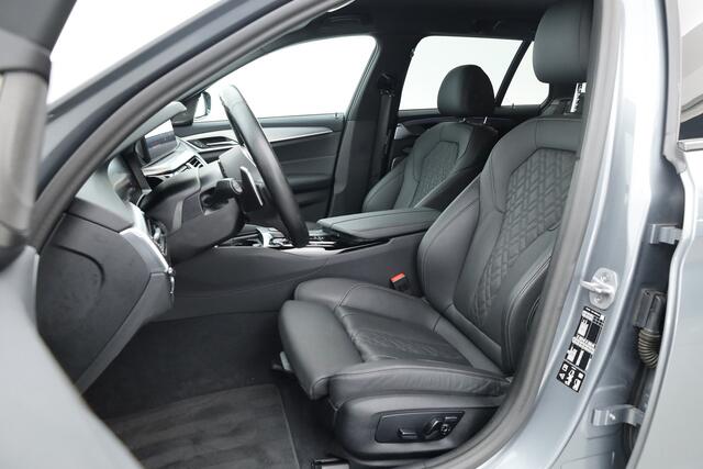BMW 5-SERIE Touring 530d xDrive M Sport | Dig. Cockpit | Shadow Line | Elek. Trek. | HarmanKardon | Leder | Adapt. Cruise | Nav+CarPlay | 360*+PDC | Elek. Klep | Stoelverw. | Sfeerverlichting | LED V
