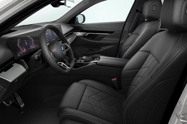 BMW 5-SERIE Touring 530e M-Sport Pro / Stuurwielrand verwarming / 21 inch LM Velgen / Trekhaak / Getinte Ramen / Glazendak / Driving Assistant / Head Up Display / Parking Assistant Plus / Harman Kardon Audio / 4 zone airco