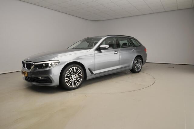 BMW 5-SERIE Touring 520i Sportline / Standkachel / Sportstoelen / Park assist / Camera / Alu wielen 18 inch