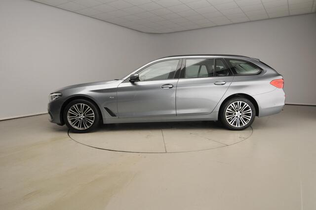 BMW 5-SERIE Touring 520i Sportline / Standkachel / Sportstoelen / Park assist / Camera / Alu wielen 18 inch