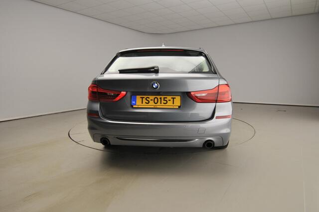 BMW 5-SERIE Touring 520i Sportline / Standkachel / Sportstoelen / Park assist / Camera / Alu wielen 18 inch