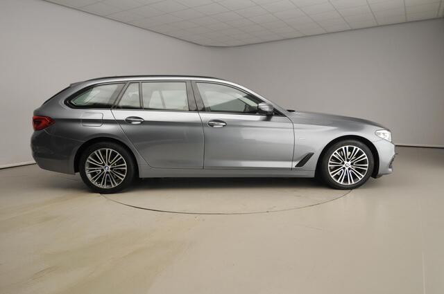 BMW 5-SERIE Touring 520i Sportline / Standkachel / Sportstoelen / Park assist / Camera / Alu wielen 18 inch