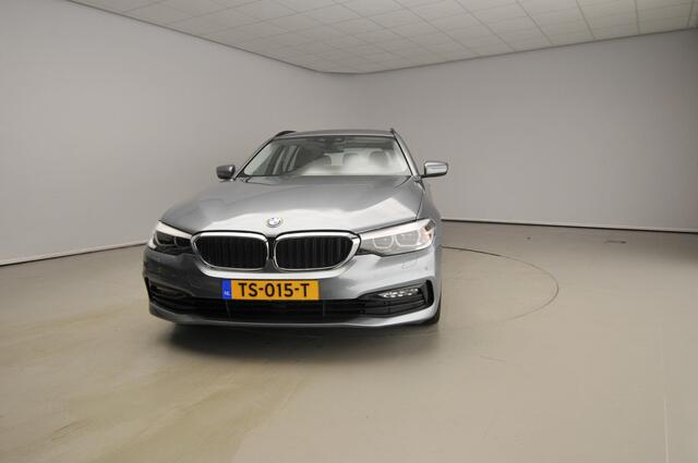BMW 5-SERIE Touring 520i Sportline / Standkachel / Sportstoelen / Park assist / Camera / Alu wielen 18 inch
