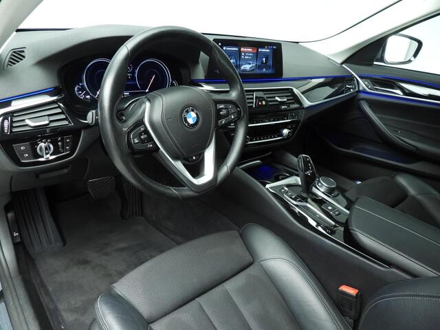 BMW 5-SERIE Touring 520i Sportline / Standkachel / Sportstoelen / Park assist / Camera / Alu wielen 18 inch