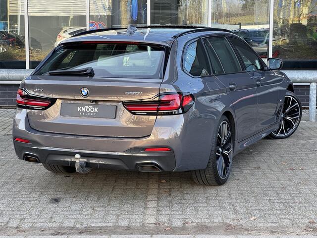 BMW 5-SERIE Touring 530i xDrive High Executive M Sport Pakket Automaat / Live Cockpit Professional / Panoramadak / Trekhaak / Integrale Actieve Besturing / Stoelventilatie / Driving Assistant Professional / Laserlight / Bowers & Wilkins / M Sportremsysteem / Soft Clo