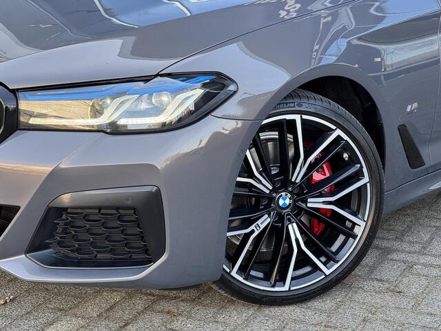 BMW 5-SERIE Touring 530i xDrive High Executive M Sport Pakket Automaat / Live Cockpit Professional / Panoramadak / Trekhaak / Integrale Actieve Besturing / Stoelventilatie / Driving Assistant Professional / Laserlight / Bowers & Wilkins / M Sportremsysteem / Soft Clo
