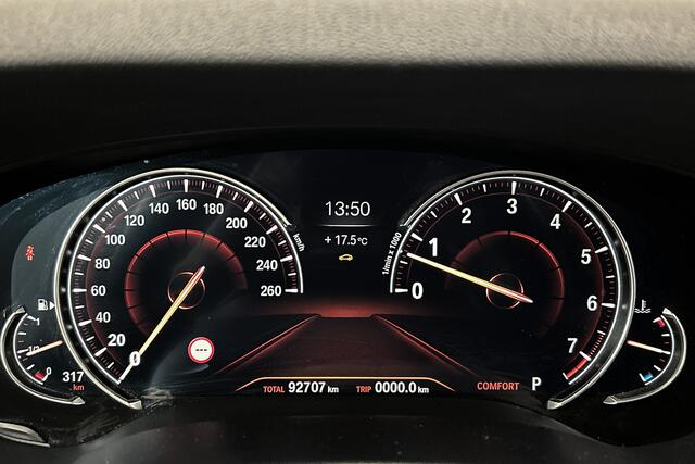 BMW 5-SERIE Touring 540i M-sport | Org. NL | Panoramadak | Head-up | Lederen bekleding | Stoelverwarming | LED