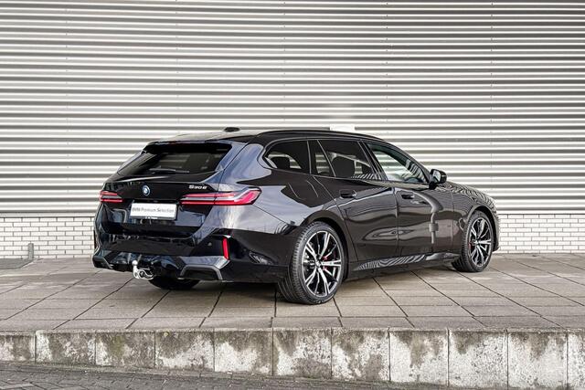 BMW 5-SERIE Touring 530e M Sportpakket Pro / Innovation Pack / Travel Pack / Trekhaak / Comfort Access / Panoramadak / Driving Assistant Plus / Harman-Kardon