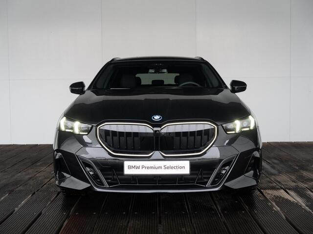 BMW 5-SERIE Touring 530e xDrive | M Sportpakket Pro | Innovation Pack | Stoelventilatie | Stuurwielrand verwarmd | Comfort Access | Panoramadak | Harman-Kardon | Trekhaak