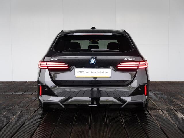 BMW 5-SERIE Touring 530e xDrive | M Sportpakket Pro | Innovation Pack | Stoelventilatie | Stuurwielrand verwarmd | Comfort Access | Panoramadak | Harman-Kardon | Trekhaak