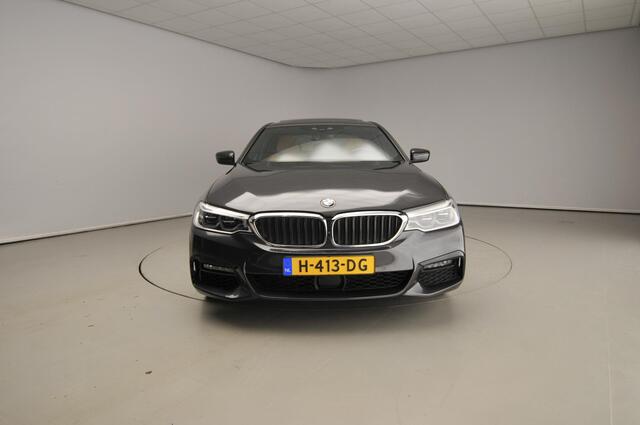BMW 5-SERIE Sedan 540i | M-Sportpakket | LED | Leder | Navigatie | Active cruise | Trekhaak | Schuifdak | Comfortzetels | DAB | Alu 19 inch