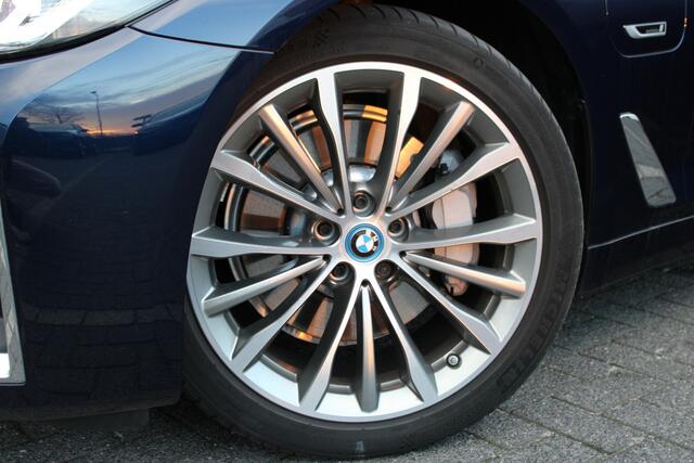 BMW 5-SERIE Touring 530e xDrive High Executive Luxury Line Automaat / Trekhaak / Laserlight / Active Cruise Control / Comfortstoelen / Stoelverwarming / Live Cockpit Professional