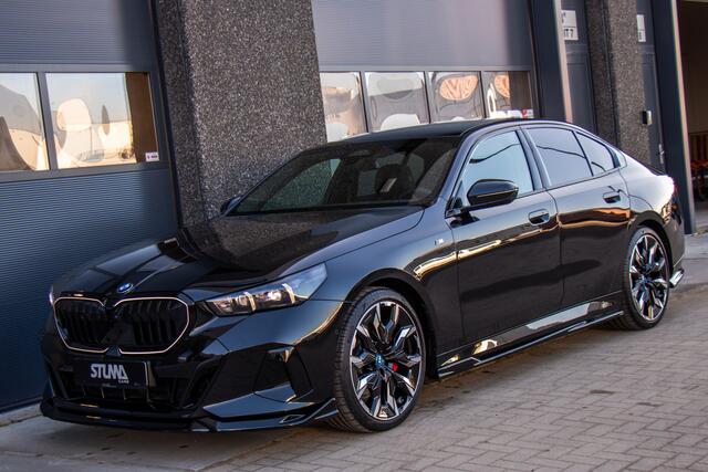 BMW 5-SERIE 520i M-Sport Pro | BTW | 1 Eigenaar | Dealer Onderhouden | Full Option | 21 Inch | Pano | Sfeer | Carplay | Harman Kardon | Carbon | HUD | Donker Matrix LED | LED Grille | Full Maxton | Stoelventilatie | ACC | 360 View | Keyless | Fabrieksgarantie | Direc