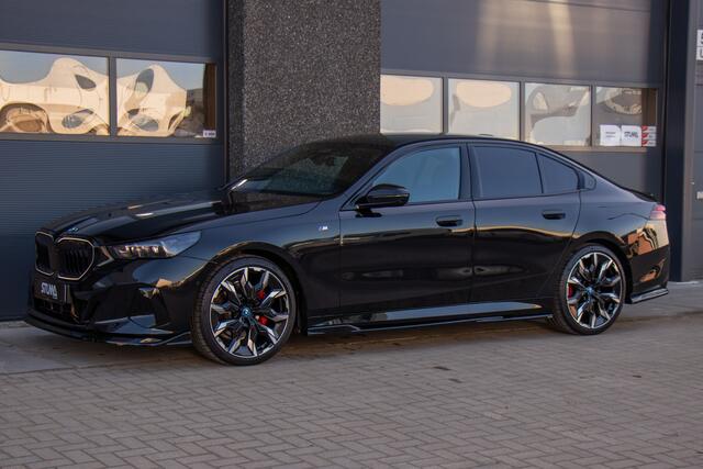 BMW 5-SERIE 520i M-Sport Pro | BTW | 1 Eigenaar | Dealer Onderhouden | Full Option | 21 Inch | Pano | Sfeer | Carplay | Harman Kardon | Carbon | HUD | Donker Matrix LED | LED Grille | Full Maxton | Stoelventilatie | ACC | 360 View | Keyless | Fabrieksgarantie | Direc