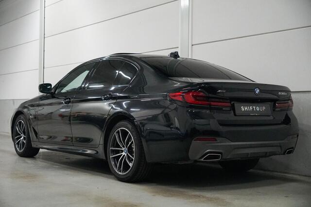 BMW 5-SERIE 530e xDrive M-Sport | Schuifdak | Harman Kardon | Head Up