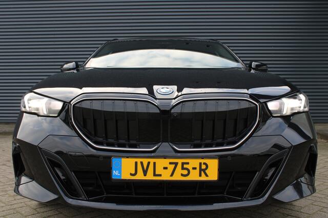 BMW 5-SERIE Touring 530e xDrive M-Sport Pro Bowers & Wilkins Trekhaak LED Stoelkoeling/verwarming