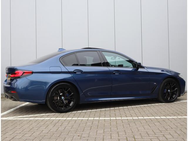 BMW 5-SERIE 520i M-Sport High Executive | Schuifdak | Leder | Head-up | Org. NL