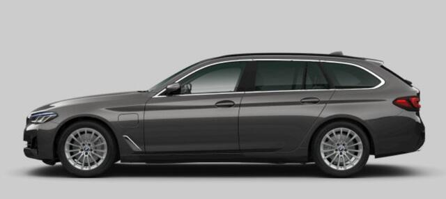BMW 5-SERIE Touring 530e Driving Assistant Professional - Comfort Access - Head up - Harman Kardon - Sportstoel - Elektrisch verwarmde stoelen - Active Protection - BMW Laserlight - High Beam Assistant - Getinte Ruiten -