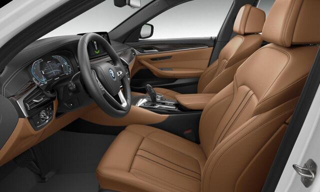 BMW 5-SERIE Touring 530e Luxury Line - Trekhaak - Comforstoelen - Getinte Ruiten - High Beam Assistant - Hifi - Elektrisch verwarmde voorstoelen -