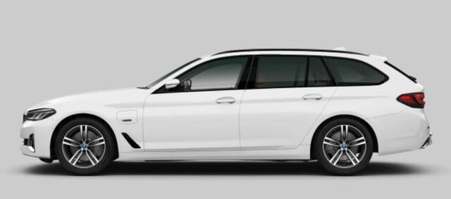 BMW 5-SERIE Touring 530e Luxury Line - Trekhaak - Comforstoelen - Getinte Ruiten - High Beam Assistant - Hifi - Elektrisch verwarmde voorstoelen -