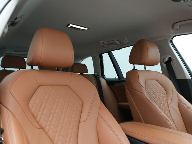 BMW 5-SERIE Touring 530e Sportline Plug In Hybrid 293pk Dealer O.H Bernina Grau Metallic PHEV | Trekhaak Afn. | M Sportstuur | Camera | Lederen Sportstoelen Verwarmd | Cruise Control | BMW LED | Hifi Sound | Apple Carplay | Navigatie | Virtual | DAB |