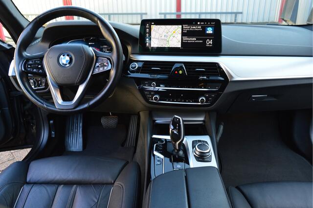 BMW 5-SERIE Touring 530e Business Edition Plus O.a: PDC, Camera, Stoelverw, ACC, Carplay, Etc. All-in prijs!
