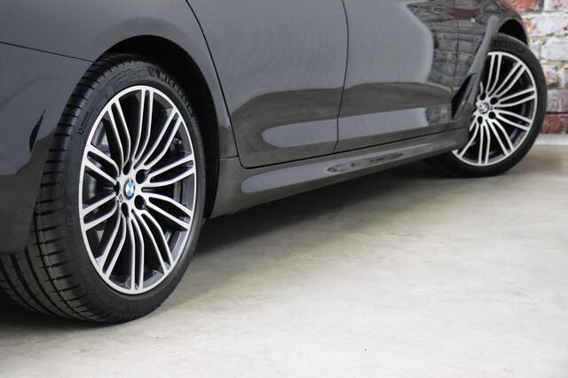 BMW 5-SERIE Touring 530i High Executive M Sport Pakket Automaat / Navigatie Professional / Panoramadak / Active Steering / Stuurwielverwarming / M Sportremsysteem / Comfortstoelen / Driving Assistant Plus / Head-Up Display / DAB / Multifunctioneel Instrumentendisplay