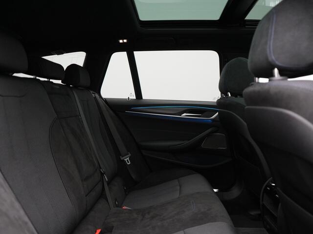 BMW 5-SERIE Touring 530e xDrive M Sport Plug In Hybrid 293pk Dealer O.H. PHEV | Panodak | Head Up | Laser LED | 360 Camera | Harman & Kardon | Sfeerverlichting | Alcantara Sportstoelen Verwarmd | Keyless | Blis | Virtual | Navigatie | DAB |