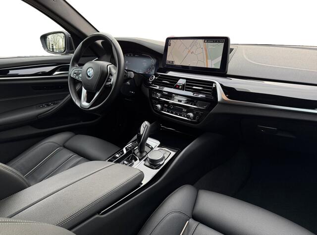 BMW 5-SERIE Touring 5 Serie Touring 530e xDrive High Executive I Leder I Navi I Cruise Control I Cam | Apple Carplay/Android Auto | DAB | LED koplampen
