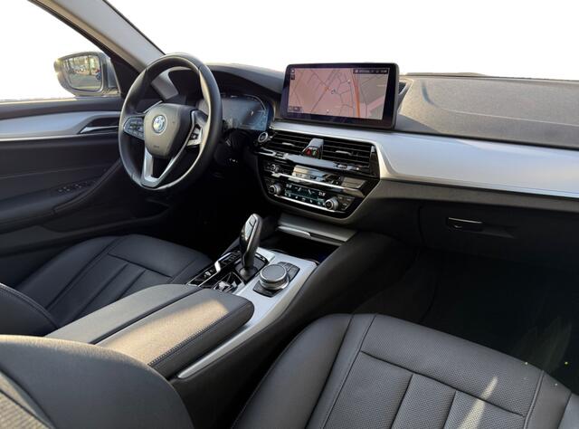BMW 5-SERIE Touring 5 Serie Touring 530e High Executive I Trekhaak I Leder I Camera | Apple Carplay/Android Auto | DAB | Elektrisch wegklapbare trekhaak