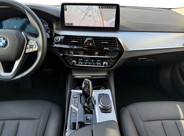 BMW 5-SERIE Touring 5 Serie Touring 530e High Executive I Trekhaak I Leder I Camera | Apple Carplay/Android Auto | DAB | Elektrisch wegklapbare trekhaak