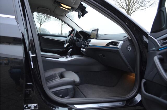 BMW 5-SERIE Touring 530e Leer | Head Up | Stuur-Stoelverw v+a | Adapt Cr | Sfeerverl.| Dealer onderhouden!