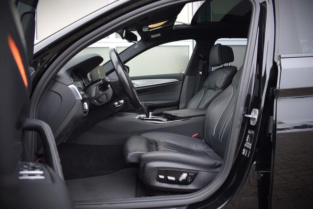 BMW 5-SERIE Touring 520i High Ex. M-Sport | Pano | Leer | El. Trekhaak | OrigNL | NAP