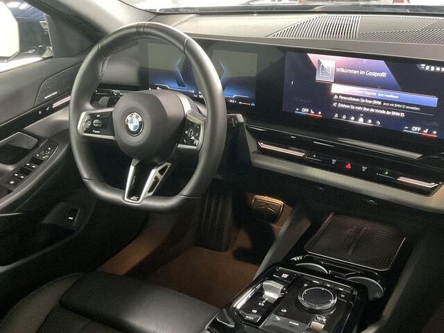 BMW 5-SERIE Touring 540d xDrive M-SPORT Pro ** LED, PANORAMA, LEDER, 20-inch LMV, ICONIC GLOW, TREKH ** Ex BMW - ¤ 32.800 onder NP ** ** INFORMEER OOK NAAR ONZE AANTREKKELIJKE FINANCIAL-LEASE TARIEVEN **