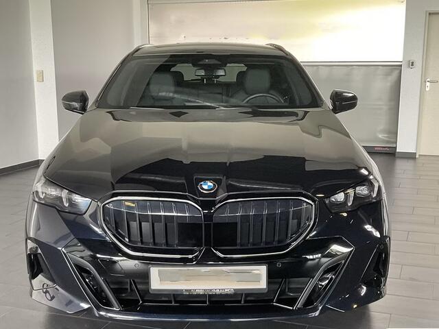 BMW 5-SERIE Touring 540d xDrive M-SPORT Pro ** LED, PANORAMA, LEDER, 20-inch LMV, ICONIC GLOW, TREKH ** Ex BMW - ¤ 31.800 onder NP ** ** INFORMEER OOK NAAR ONZE AANTREKKELIJKE FINANCIAL-LEASE TARIEVEN **