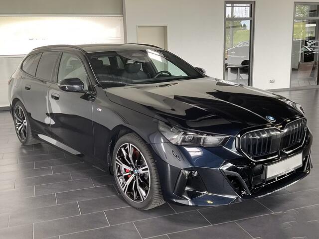 BMW 5-SERIE Touring 540d xDrive M-SPORT Pro ** LED, PANORAMA, LEDER, 20-inch LMV, ICONIC GLOW, TREKH ** Ex BMW - ¤ 31.800 onder NP ** ** INFORMEER OOK NAAR ONZE AANTREKKELIJKE FINANCIAL-LEASE TARIEVEN **