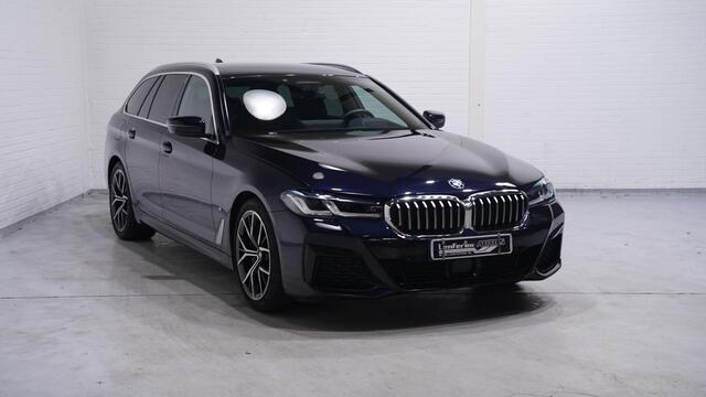 BMW 5-SERIE 530i M Sport 1e eigen NAP NL-auto carbon zwart nappa leder comfort zetels met memory harman-kardon 19"-lmv camera rijassist head-up DAB-ontvangst apple-carplay digitale cockpit M-pakket