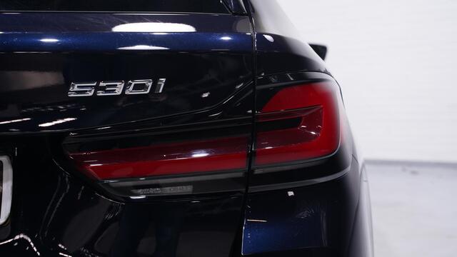 BMW 5-SERIE 530i M Sport 1e eigen NAP NL-auto carbon zwart nappa leder comfort zetels met memory harman-kardon 19"-lmv camera rijassist head-up DAB-ontvangst apple-carplay digitale cockpit M-pakket