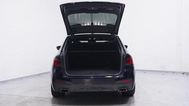 BMW 5-SERIE 530i M Sport 1e eigen NAP NL-auto carbon zwart nappa leder comfort zetels met memory harman-kardon 19"-lmv camera rijassist head-up DAB-ontvangst apple-carplay digitale cockpit M-pakket