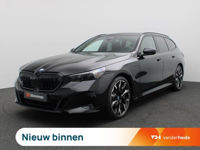 BMW 5-SERIE Touring 530e xDrive 299PK Aut. M-Sport, Panoramadak, Head-Up Display, Stoelverwarming & ventilatie, Bowers & Wilkins Audio, Elektr. Achterklep, Trekhaak, 21" LM Velgen
