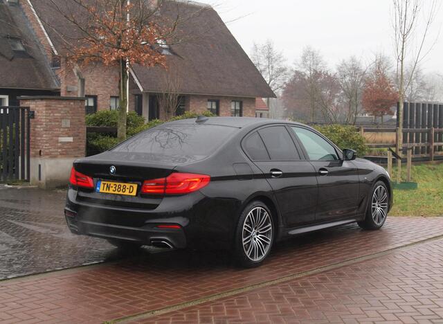 BMW 5-SERIE 530i High Executive | M-Pakket | Camera | Sfeerverlichting | Automaat | NL-Auto |