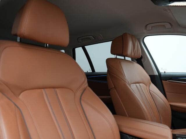 BMW 5-SERIE Touring 530e Luxury Line Plug In Hybrid 293pk Dealer O.H PHEV | Trekhaak Af Fabriek | Camera | Comfortstoelen Memory & Verwarmd | Cruise Control | Apple Carplay | Navigatie | Virtual | DAB | 18" L.M | BMW LED |