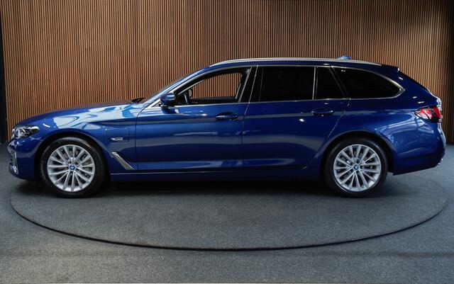 BMW 5-SERIE Touring 530e xDrive Navi Leer Camera PDC Carplay LED Climate voor & achter Elektr. achterklep Virtual Stoelverwarming DAB LM velgen