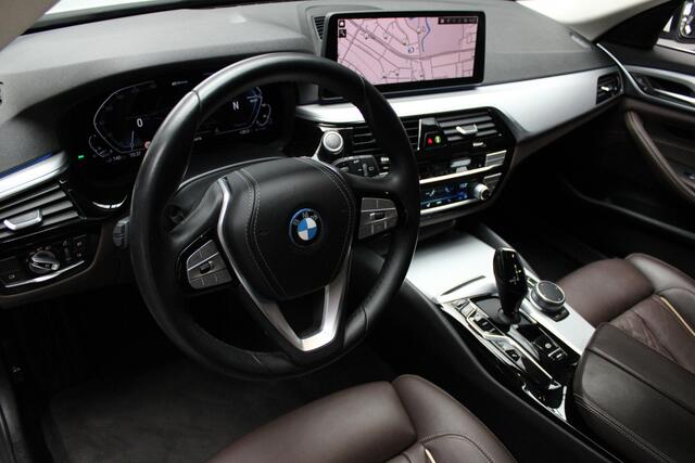 BMW 5-SERIE Touring 530e xDrive Panodak Leder Camera Memory ACC Elektr. achterklep Virtual Carplay LED Stoelverwarming DAB
