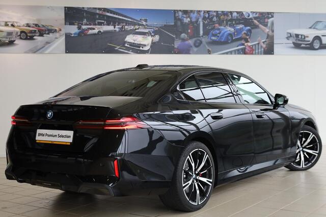 BMW 5-SERIE Sedan 530e M Sport Pro | Bowers & Wilkins | Panoramadak | Comfortstoelen