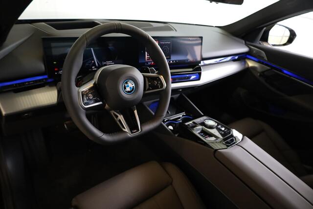 BMW 5-SERIE Sedan 530e M Sport Pro | Bowers & Wilkins | Panoramadak | Comfortstoelen